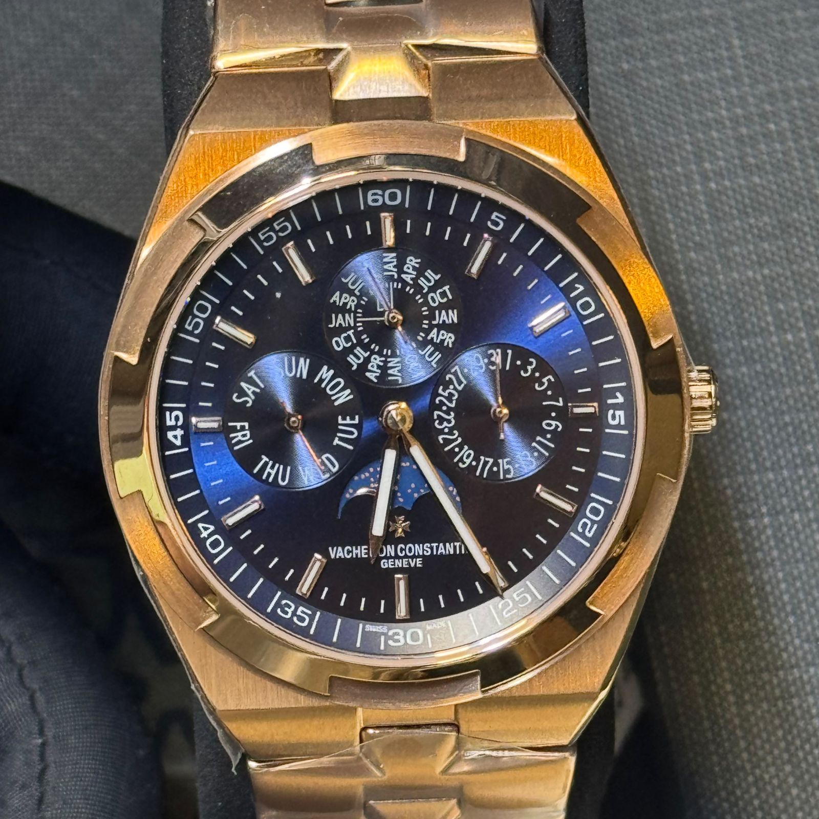 VACHERON CONSTANTIN  Vacheron Constantin Overseas Ultra-Thin Perpetual Calendar
