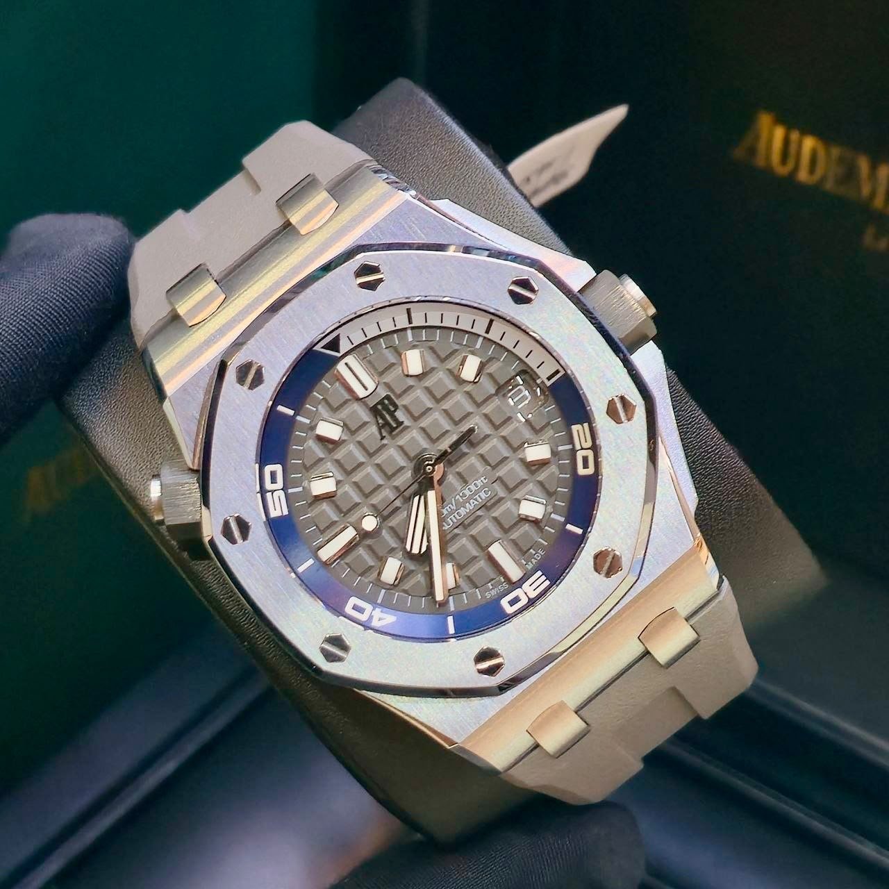 AUDEMARS PIGUET Audemars Piguet Royal Oak 42mm 15720ST.OO.A009CA.01 Diver Stainless Steel Grey