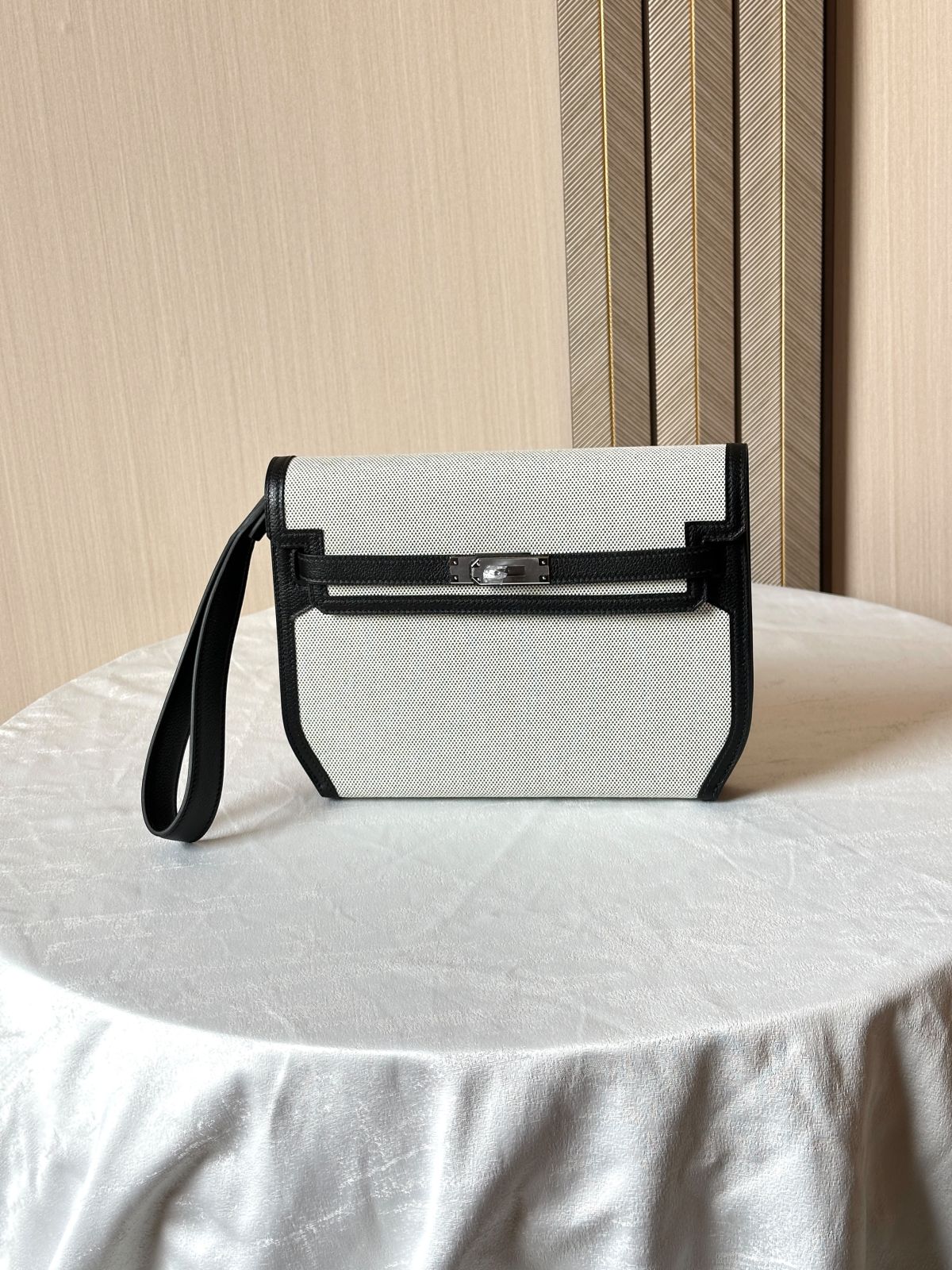 MAN'S BAGS  Hermès Kelly Dépêches 25 Pouch in the Écru/Noir (Cream/Black)