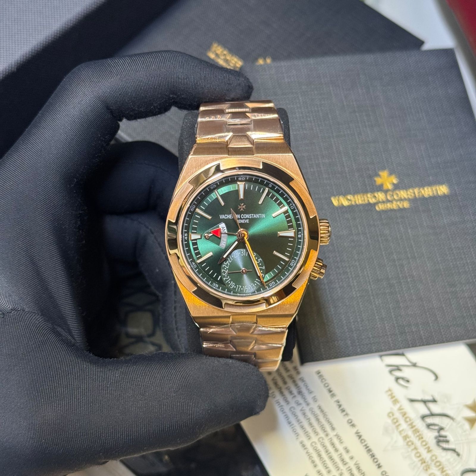 VACHERON CONSTANTIN  Vacheron Constantin Overseas Dual Time (Reference 7920V/210R-B965).